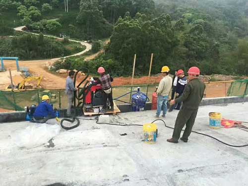 屋面防水聚脲噴涂機(jī)(圖1) H5600型屋面防水聚脲噴涂機(jī)