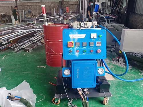聚氨酯泡沫噴涂  聚氨酯泡沫發(fā)泡機(jī)(圖2) Q2600D聚氨酯泡沫發(fā)泡機(jī)