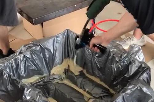 現(xiàn)場發(fā)泡包裝緩沖泡沫澆注聚氨酯機器(圖2) 現(xiàn)場發(fā)泡包裝緩沖泡沫澆注聚氨酯案例